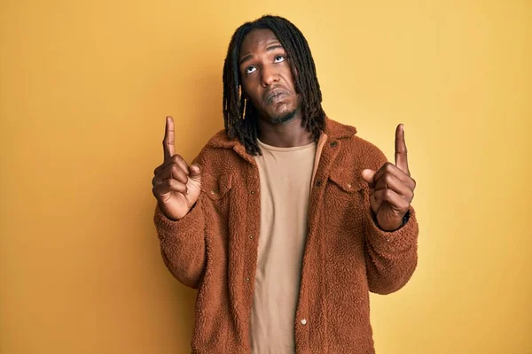 Hombre Afroamericano Con Trenzas Con Chaqueta Retro Marrón Apuntando Hacia —  Fotos de Stock