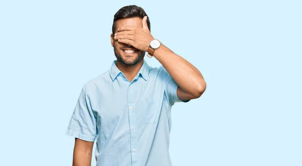 Bonito Hispânico Vestindo Roupas Casuais Sorrindo Rindo Com Mão Rosto — Fotografia de Stock