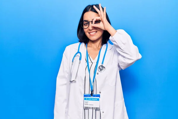 Jonge Mooie Latijnse Vrouw Draagt Dokter Stethoscoop Kaart Glimlachen Gelukkig — Stockfoto