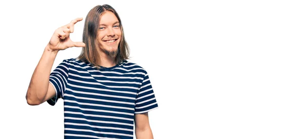 Snygg Kaukasier Man Med Långt Hår Bär Casual Randig Shirt — Stockfoto