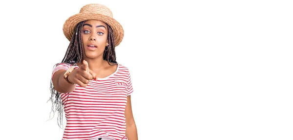 Joven Mujer Afroamericana Con Trenzas Con Sombrero Verano Señalando Disgustado —  Fotos de Stock