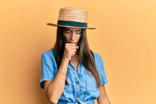 모자를 설사병이나 기관지염 상으로 기침을 스페인 여자가 — 스톡 사진