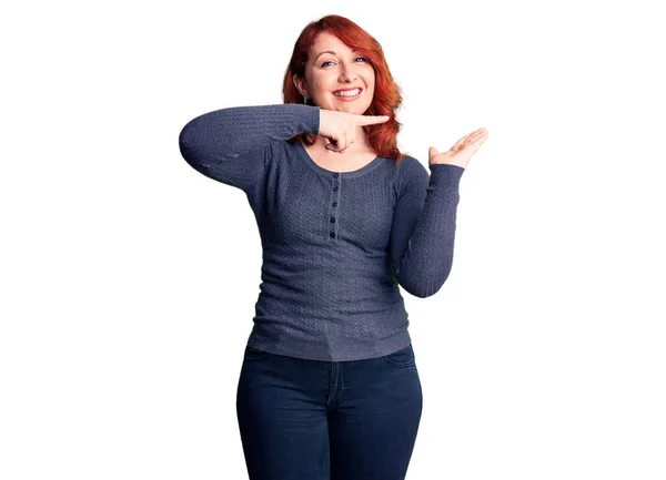 Jovem Mulher Ruiva Bonita Vestindo Shirt Casual Espantado Sorrindo Para — Fotografia de Stock