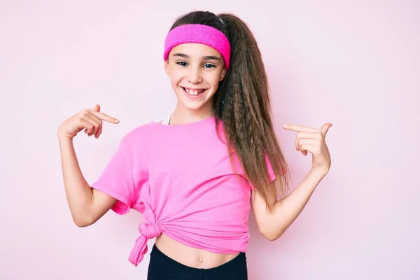 Söt Hispanic Barn Flicka Bär Sportkläder Ser Säker Med Leende — Stockfoto
