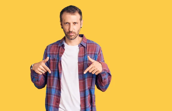 Homem Bonito Jovem Vestindo Roupas Casuais Apontando Para Baixo Olhando — Fotografia de Stock