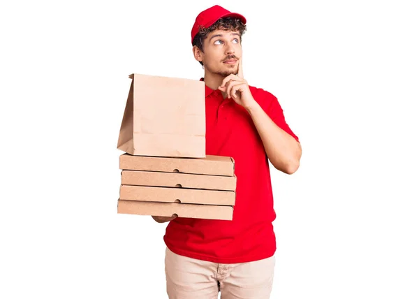 Jovem Homem Bonito Com Cabelo Encaracolado Segurando Entrega Caixa Pizza — Fotografia de Stock