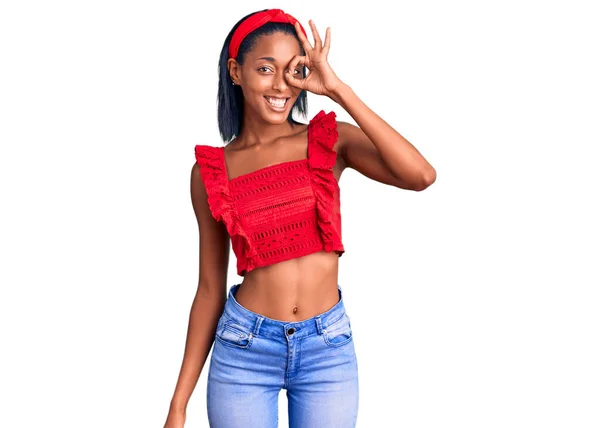 Jovem Afro Americana Vestindo Roupas Casuais Verão Sorrindo Feliz Fazendo — Fotografia de Stock