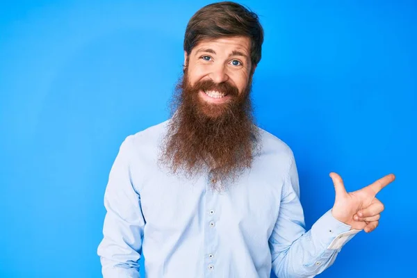 Beau Jeune Homme Tête Rouge Avec Une Longue Barbe Portant — Photo