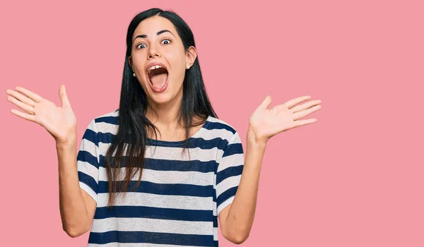 Mooie Jonge Vrouw Draagt Casual Kleding Vieren Gek Verbaasd Voor — Stockfoto