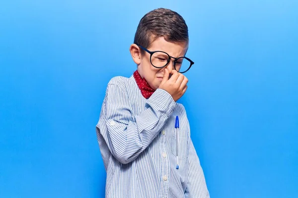 Schattig Blond Kind Draagt Een Stropdas Een Bril Die Iets — Stockfoto