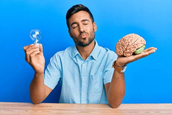 Bonito Homem Hispânico Segurando Lâmpada Cérebro Para Inspiração Ideia Olhando — Fotografia de Stock