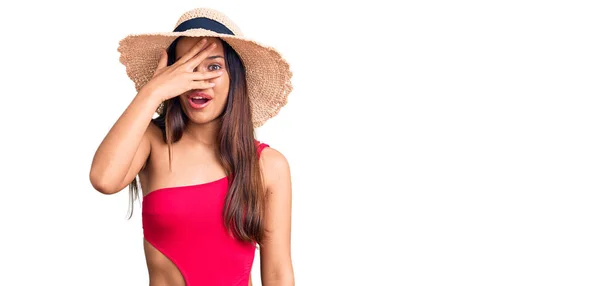 Giovane Bella Ragazza Latina Che Indossa Costumi Bagno Cappello Estivo — Foto Stock