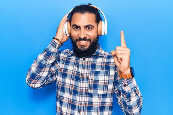 Unge Araben Lyssnar Musik Med Hörlurar Som Ler Med Idé — Stockfoto