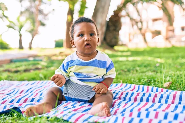 Adorable Niño Afroamericano Sentado Césped Parque — Foto de Stock