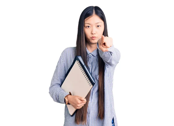 Jovem Mulher Chinesa Bonita Segurando Notebook Apontando Com Dedo Para — Fotografia de Stock