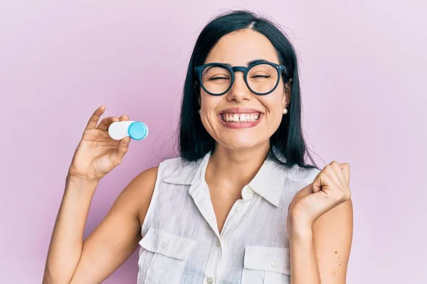 Vacker Ung Kvinna Håller Glasögon Och Kontaktlinser Skriker Stolt Firar — Stockfoto