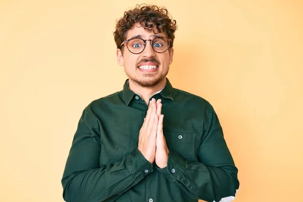 Joven Hombre Caucásico Con Pelo Rizado Vistiendo Ropa Casual Gafas — Foto de Stock