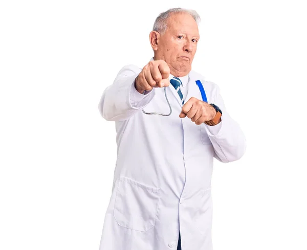 Senior Bonito Homem Cabelos Grisalhos Vestindo Casaco Médico Estetoscópio Punho — Fotografia de Stock