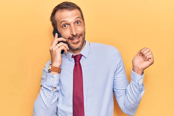 Joven Hombre Guapo Teniendo Conversación Hablando Teléfono Inteligente Gritando Orgulloso — Foto de Stock