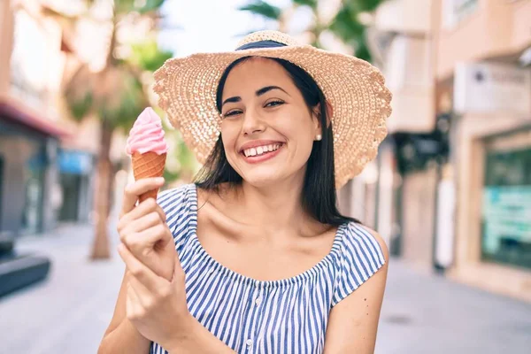 Joven Turista Latina Vacaciones Sonriendo Feliz Comiendo Helado Ciudad —  Fotos de Stock