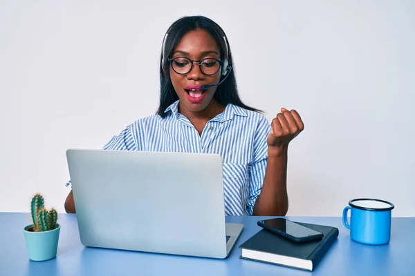 Jeune Femme Afro Américaine Travaillant Bureau Portant Casque Opérateur Criant — Photo