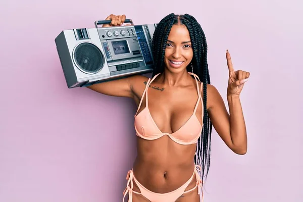 Mulher Hispânica Bonita Usando Biquíni Segurando Boombox Sorrindo Com Uma — Fotografia de Stock