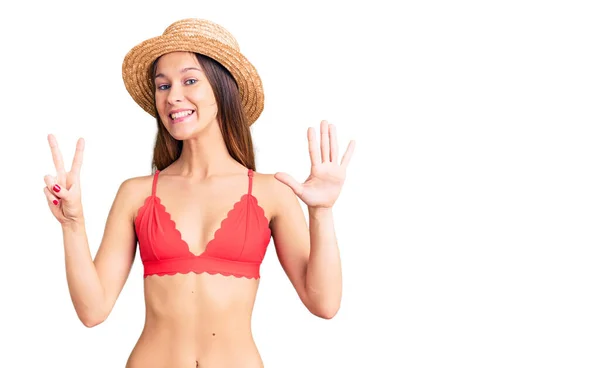 Piękna Brunetka Młoda Kobieta Bikini Pokazuje Wskazuje Palcem Numer Siedem — Zdjęcie stockowe