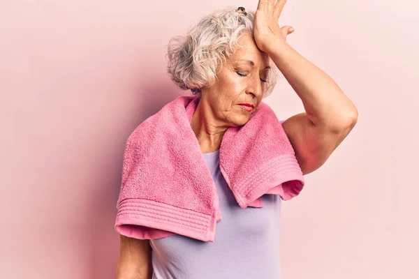 Ältere Grauhaarige Frau Sportbekleidung Und Handtuch Überrascht Mit Hand Auf — Stockfoto