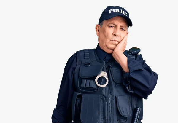 Älterer Gutaussehender Mann Polizeiuniform Der Müde Und Gelangweilt Mit Verschränkten — Stockfoto