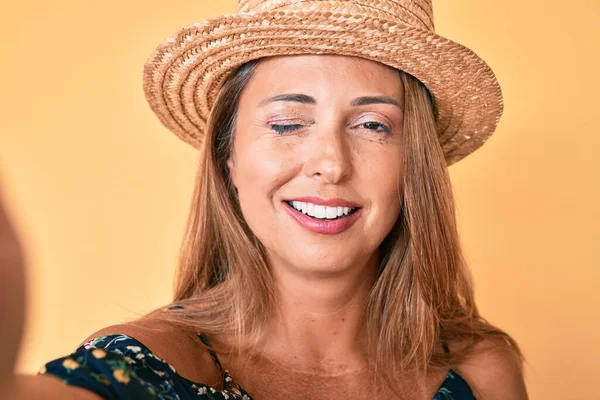 Mulher Hispânica Meia Idade Usando Chapéu Verão Tomando Piscar Olhos — Fotografia de Stock