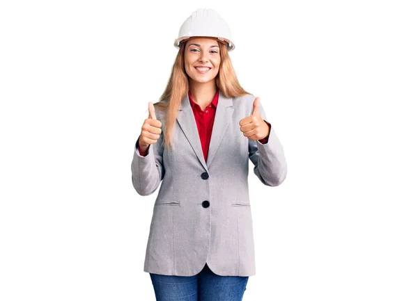 Mooie Jonge Vrouw Draagt Architect Hardhat Succes Teken Doet Positief — Stockfoto