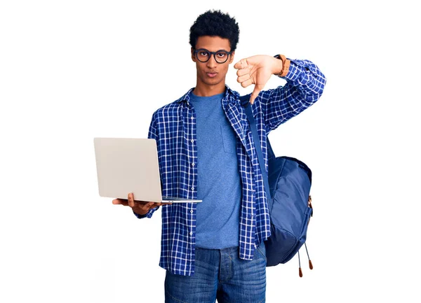 Mladý Africký Američan Drží Studentský Batoh Pomocí Notebooku Rozzlobeným Obličejem — Stock fotografie