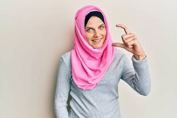 Молода Біла Жінка Традиційному Ісламському Шарфі Хіджабу Посміхається Впевнено Жестикулює — стокове фото