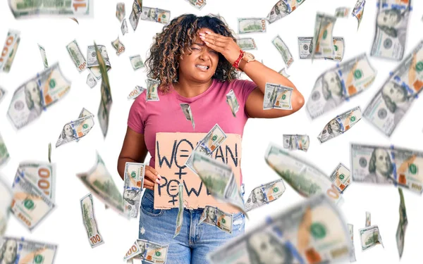 Молода Афроамериканка Плюс Розмір Жінка Тримає Жіночий Силовий Банер Напруженим — стокове фото