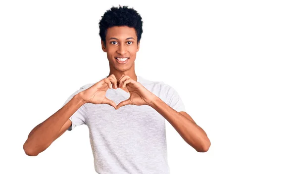 Joven Hombre Afroamericano Vistiendo Camiseta Blanca Casual Sonriendo Amor Mostrando — Foto de Stock
