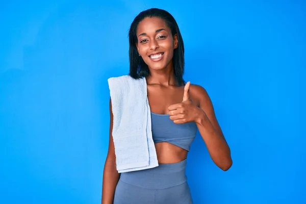 Jovem Afro Americana Vestindo Roupas Esportivas Fazendo Polegares Felizes Gesto — Fotografia de Stock