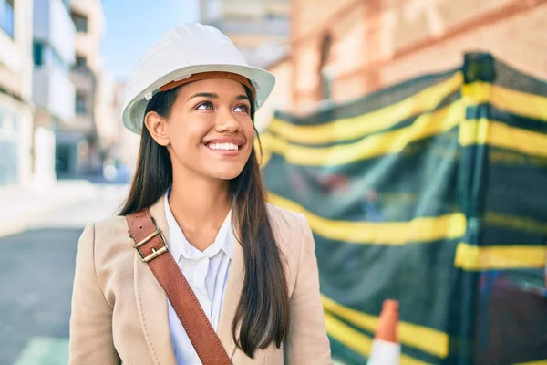 Ung Latinarkitekt Flicka Ler Glad Stående Vid Staden — Stockfoto