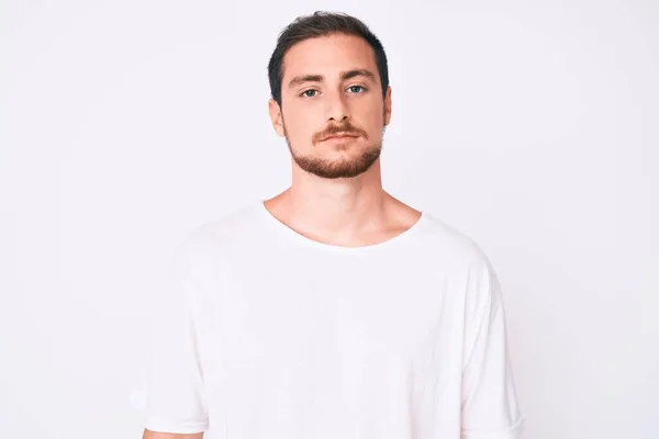 Fiatal Jóképű Férfi Alkalmi Fehér Pólóban Lazán Komoly Arckifejezéssel Egyszerű — Stock Fotó