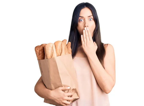 Junge Schöne Kaukasische Frau Hält Papiertüte Mit Brot Bedeckt Mund — Stockfoto