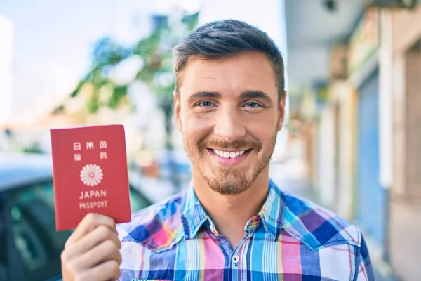 Jovem Caucasiano Turista Homem Sorrindo Feliz Segurando Passaporte Japonês Andando — Fotografia de Stock