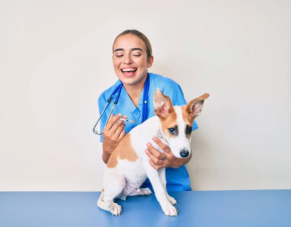 Giovane Bella Bionda Veterinario Donna Mettendo Vaccino Cucciolo Cane Sorridente — Foto Stock