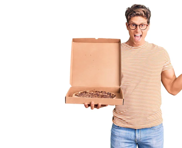 Joven Hombre Guapo Sosteniendo Caja Pizza Entrega Celebrando Victoria Con —  Fotos de Stock