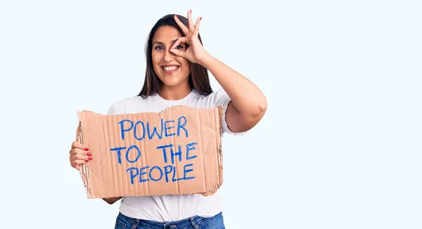 Joven Hermosa Mujer Sosteniendo Poder Gente Cartulina Banner Sonriendo Feliz —  Fotos de Stock