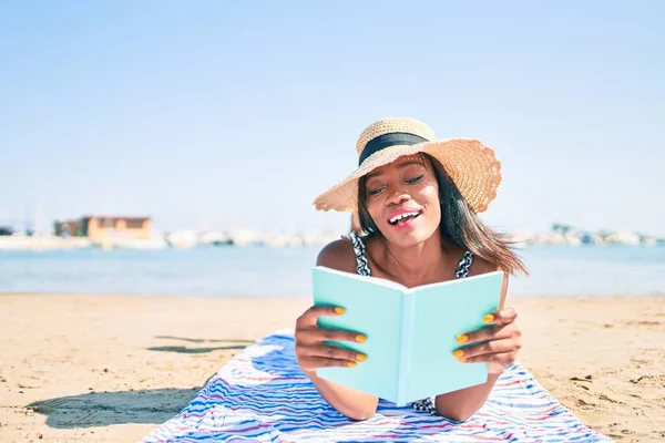 Ung Afrikansk Amerikansk Kvinna Semester Ligger Handduken Läsa Bok Stranden — Stockfoto