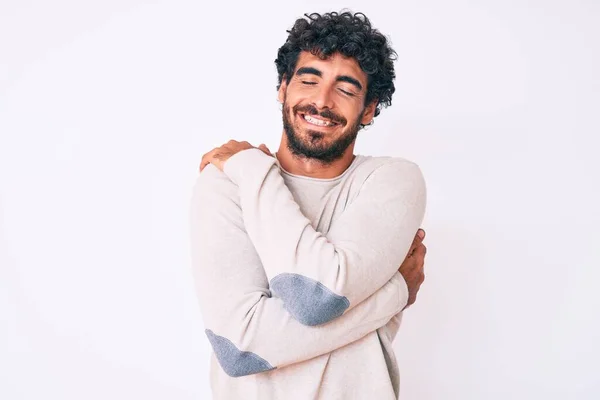 머리가 곱슬곱슬 스웨터 행복하고 긍정적 자신감 남자가 사랑과 자기돌봄 — 스톡 사진