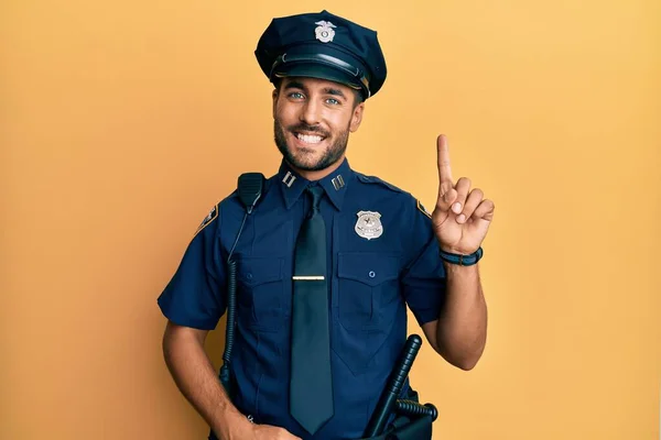 Snygg Hispanic Man Klädd Polis Uniform Visar Och Pekar Upp — Stockfoto