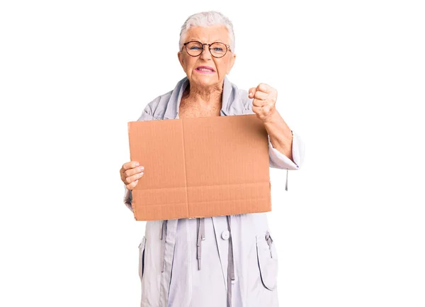 Senior Schöne Frau Mit Blauen Augen Und Grauen Haaren Halten — Stockfoto