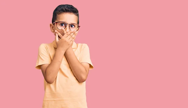 Klein Schattig Jongetje Draagt Casual Kleren Glazen Geschokt Bedekken Mond — Stockfoto