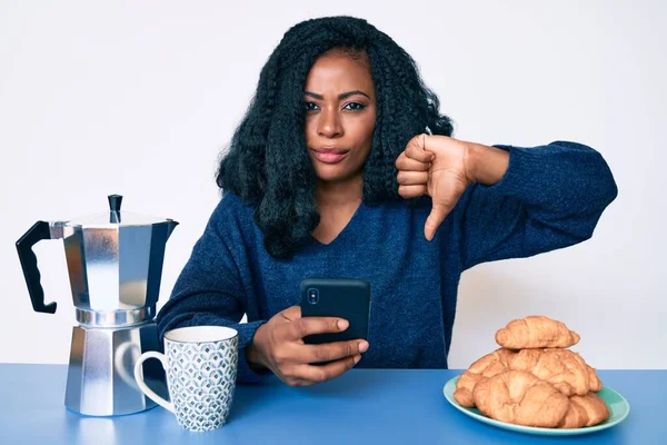 Belle Femme Africaine Petit Déjeuner Aide Smartphone Avec Visage Colère — Photo