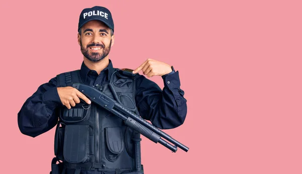 Joven Hispano Vestido Con Uniforme Policía Sosteniendo Escopeta Apuntando Con —  Fotos de Stock